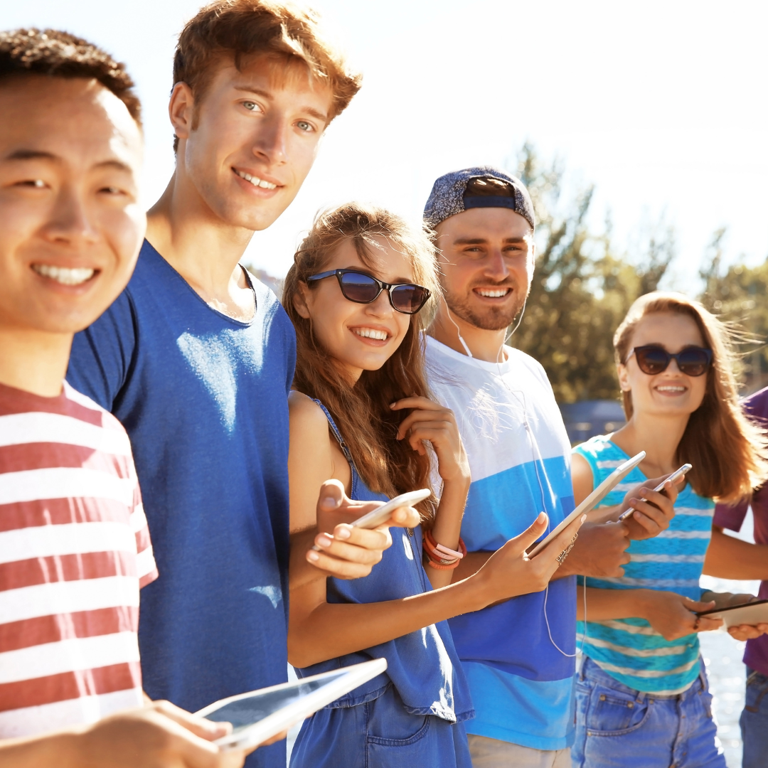 5 jeunes qui sourient