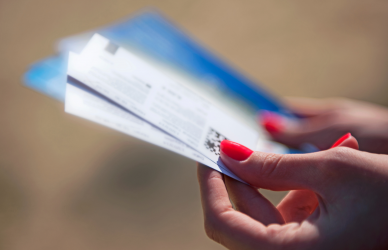 titres restaurant dans les mains