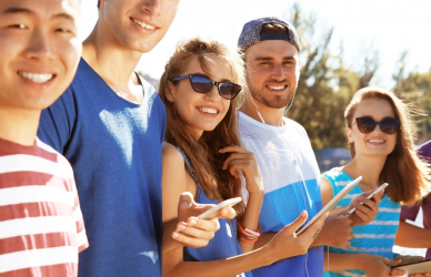 5 jeunes qui sourient