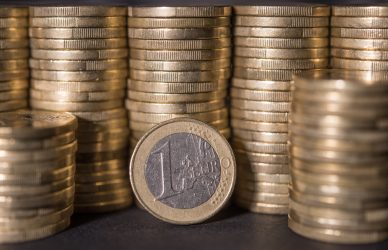 augmentation SMIC tas de pièces
